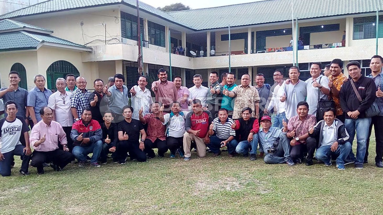 Kolonel Inf AC Rumbayan beserta seluruh pengurus dan pemilik klub foto bersama di lapangan Kebun Bunga Medan. Copyright: &copy; Kesuma Ramadhan/Indosport